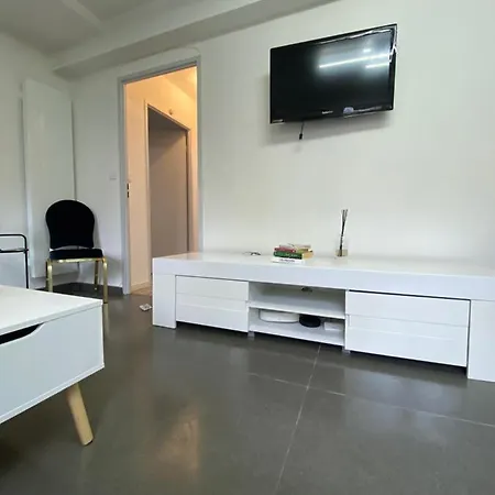 Apartment Calm And Comfort: Modern With A Garden *